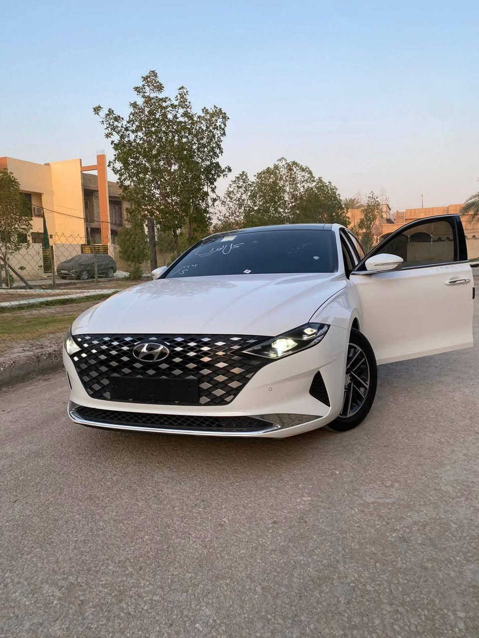 للبيع فقط هونداي گراند ازيرا 2023 
 مكاني بابل  قضاء الهاشميه للستفسار
*********** 
مواصفات السياره 
وارد كوري غاز خط واحد محرك 6 سلندر 
فووول موصفات للاخير بنراما 
 قياده ذاتية 
تحديد مسار+نقطه عمياء
رادارات جانبيه + اماميه خلفيه
درايف مود 3 وضعيات
شاشه دجتال متغيره
تبريد لمس مناخ معتدل 
اوتو هولد + هندبريك كهرباء 
كشنات كهرباء+ تبريد + تدفئة +المقود تدفئة
ترحيب + دخول ذكي
جنطه ذكيه
اربعه جام اوتو+ ريمونت
لايت زنون + لد امامي خلفي
تشغيل عن بعد
شاشه كبيره  متصلة+ شاشه اعطال
داخلها VIP
وبيها هواي مواصفات

السيارة جاهزة وما بيها اي نقص + كير محرك كفالة 
*************

بيه كلير شويه بجاملغ والبنيد بدون تبديل ولا مفتوحات 
حته مو صبغ
السعر 196 وبيه مجال المحاويل, بابل
