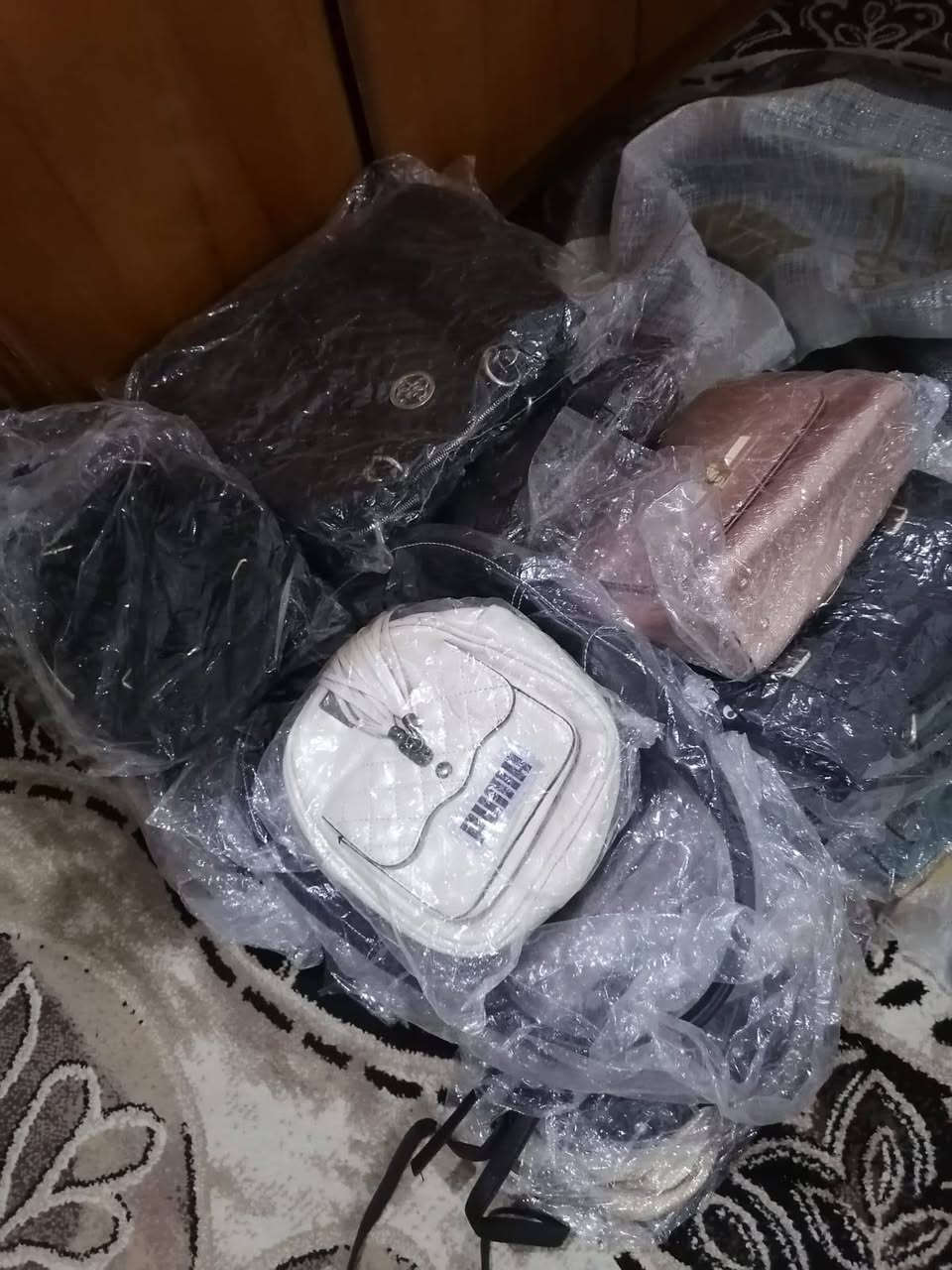 سلام عليكم جنط باله وجديد كويتي اصلي وزن ثقيل  مشكل تقريبا 80 جنطه  كلهن شلعه الجنطه الفين دينار اريد ابيعهن كلهن لنو فتحت مشروع جديد يشهد الله والجنط يسون اكثر  تواصل واتساب مكاني ناصريه مركز ***********

