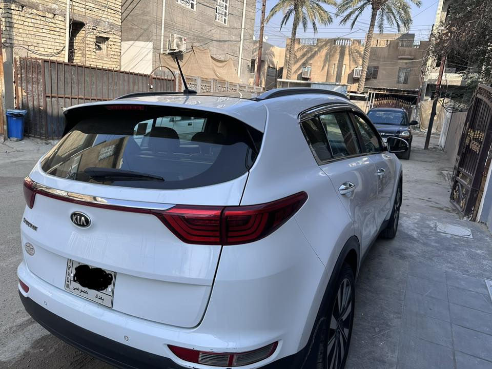 سياره سبورتك ٢٠١٨
فول مواصفات 
بانوراما
بصمه عدد ٢
دشبول بيانو
والمواصفات الي معروفه بالفول 
ماشيه ١٣٠ الف 
مابيها صبغ
خليجي
١٨٥ ورقه
***********
