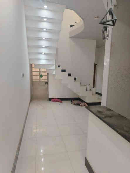 شوف تفاصيل هذا البيت 👇🏻
#جنس_العقار:: طابو ملك صرف عرصة 
#المساحة::: الواجهة 5م والنزال 20م = 100م
كونكريت / البيت فارغ وجاهز للسكن
#المحتويات:: طارمة مجمع صحيات خارجي
أستقبال صالة مطبخ موزع صحيات داخلية
غرفة منام درج دائري اضافة إلى منور .
#الخدمات :: ماء كهرباء مجاري أنارة رصيف
شارع 10م مدارس مقابل البيت منطقة سكنيه
يبعد عن منتزة طلاع الحمزة الترفيهي 100م
#السعر:: 85 مليون وبي مجال بسيط
#العنوان:: إبي الخصيب - طلاع الحمزة 
#للأستفسار::  رقم الهاتف :: واتساب
***********
