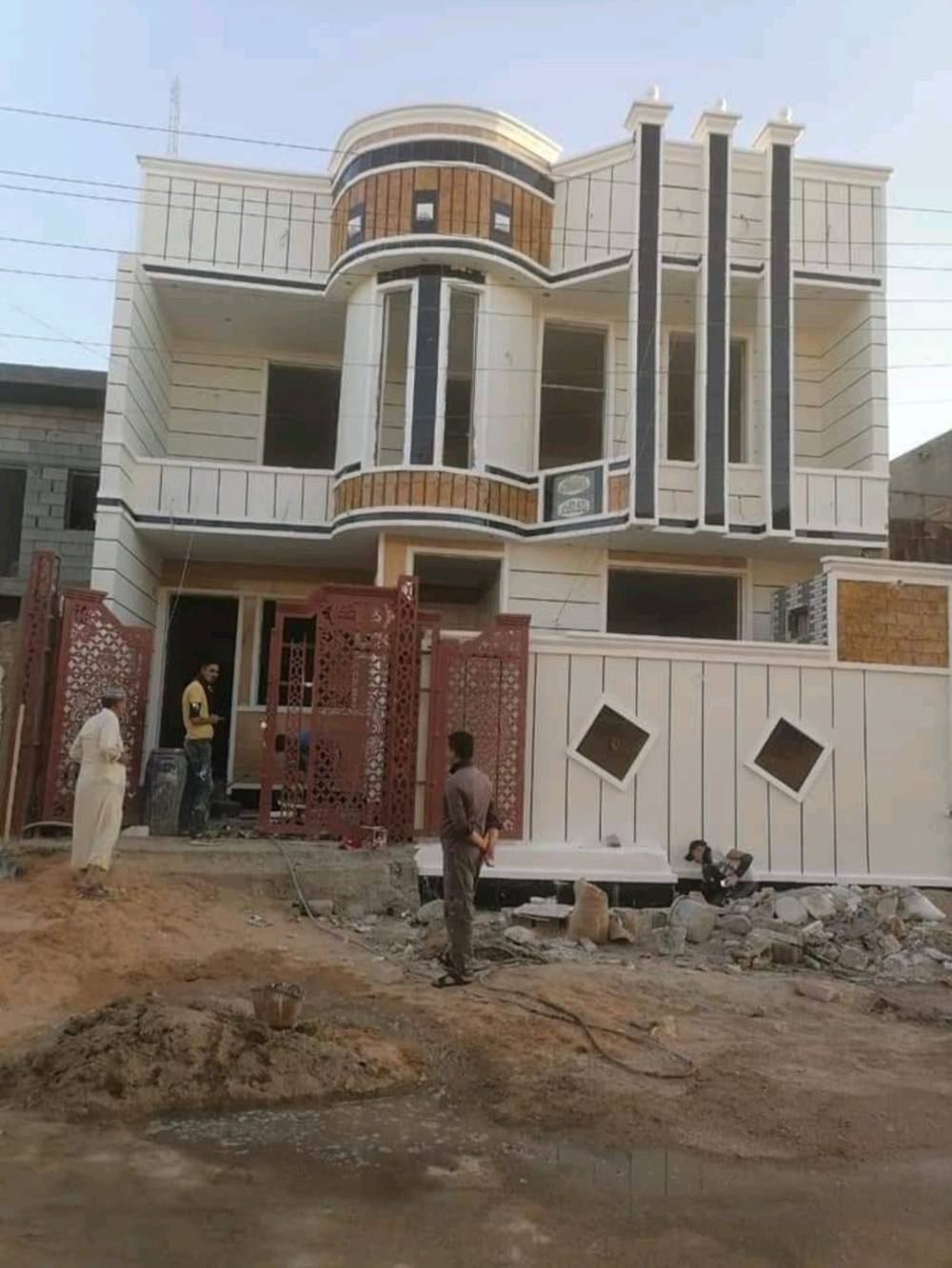 المسه الذهبيه للمقاولات العامه بناء هدم ترميم بكوادرمتخصصه وبااشراف هندسي حديث نعمل بكل مصداقيه وشفافيه ونعمل بنضام الاقصاد ايضآماعليك اله ان تتصل***********
