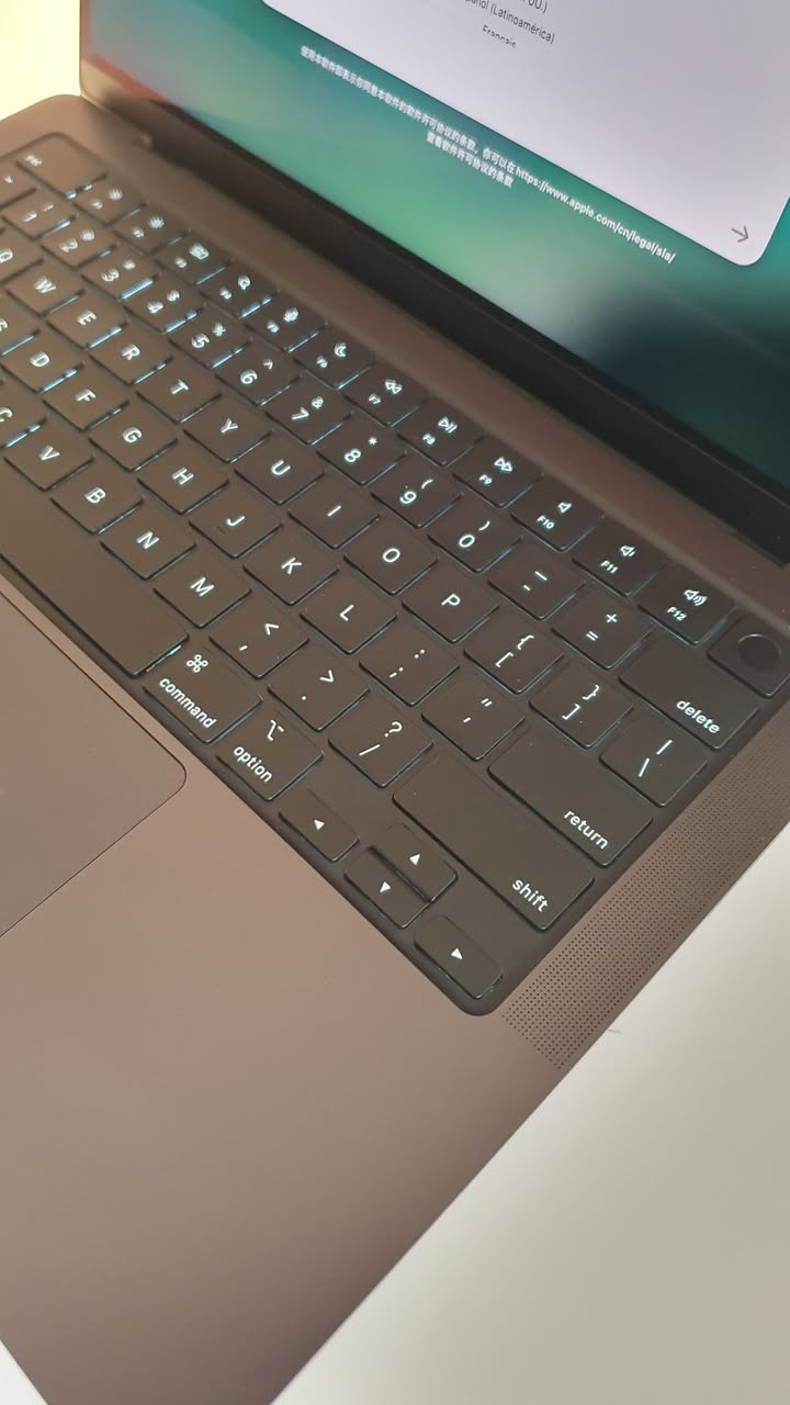 💻 للبيع: الوحش القادم من المستقبل.. MacBook Pro M4 (إصدار 2024)
فرصة لا تتكرر لامتلاك أحدث ما أنتجته آبل، جهاز MacBook Pro بمعالج M4 الجديد كلياً، بحالة "الوكالة" تماماً وكأنك تفتحه من علبته لأول مرة.

✨ حالة الجهاز (شبه جديد):
النظافة: مستعمل بحالة ممتازة جداً (10/10) بدون أي خدش.
البطارية: صحة البطارية 100%.
الدورات: عدد دورات الشحن 55 دورة فقط.
السعر: ١٩٥٠ الف دينار فقط.
-----------------------------------------------------------
🔥 ليش تختار MacBook Pro M4 وتتركه عن الأجيال السابقة (M3, M2, M1)؟
جهاز الماك بوك برو M4 ليس مجرد تحديث للمعالج، بل هو إعادة ابتكار كاملة لتجربة الاستخدام اليومي:
🚀 قفزة الأداء (M4  ):
أداء أسرع بمراحل بنسبة 40% من M1 و M2، وتفوق ملحوظ بنسبة 20% عن M3 في المهام اليومية، مما يجعله الخيار الأول للمستقبل والذكاء الاصطناعي (Apple Intelligence).
🍏 هيكل "Space Black" المتطور (وداعاً للبصمات):
الجهاز مصنوع بتقنية أكسدة متطورة (Anodization Seal) تقلل بشكل كبير جداً من آثار بصمات الأصابع مقارنة بموديلات M3 و M2، ليبقى جهازك بمظهر نظيف وفخم طوال الوقت.
🌟 شاشة Liquid Retina XDR الأقوى:
قفزة نوعية في السطوع؛ حيث تصل قوة سطوع الشاشة في المحتوى العادي (SDR) إلى 1000 nits (مقارنة بـ 600 nits فقط في M3)، مما يعني وضوحاً تاماً حتى تحت ضوء الشمس المباشر.
📸 كاميرا 12MP Center Stage (النقلة النوعية):
الكاميرا لم تعد مجرد "تحسين"، بل هي كاميرا احترافية بدقة 12 ميجابكسل تدعم تقنية Center Stage التي تبقيك دائماً في منتصف الكادر، مع ميزة Desk View التي تسمح للمشاهد برؤية مكتبك أثناء المكالمات.
----------------------------------------------------------------------
🛠️ المواصفات التقنية:
المعالج: شريحة M4 (10-core CPU & 10-core GPU).
الذاكرة (RAM): سعة 16GB Unified Memory.
التخزين: هارد 512GB SSD فائق السرعة.
الشاشة: 14.2-inch Liquid Retina XDR (أفضل شاشة لابتوب في العالم).
اللون: الأسود الفخم (Space Black).
📥 للحجز والاستفسار:
الجهاز جاهز للاستخدام الثقيل، المونتاج، أو البرمجة والأبحاث الدقيقة. راسلنا مباشرة عبر الواتساب من خلال الرابط الجديد: 👉
https://wa.link/ywx1gu

#Apple #MacBookPro #M4 #AppleIntelligence #لابتوب #العراق #بغداد #تكنولوجيا #macbook2024


**إذا كنت صاحب هذا الإعلان وتريد حذفه لأي سبب، رجاءا أرسل رسالة إلى الدعم الفني**