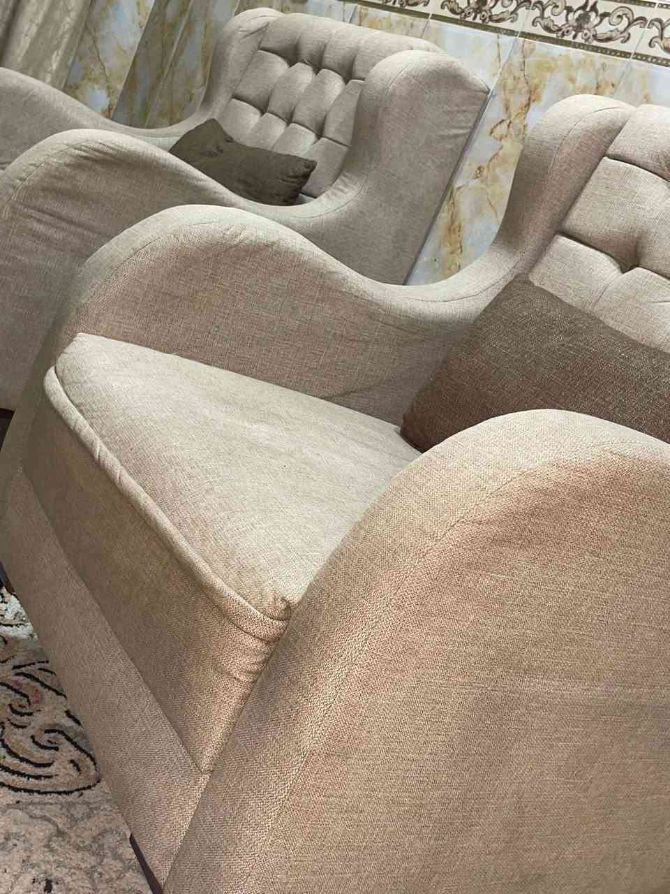 السلام عليكم 
نص تخم شغل درجة اولى 
نظيف جداً 5 مقاعد 
للبيع ٣٠٠ وبي مجال بسيط 
بغداد البلديات / ***********
