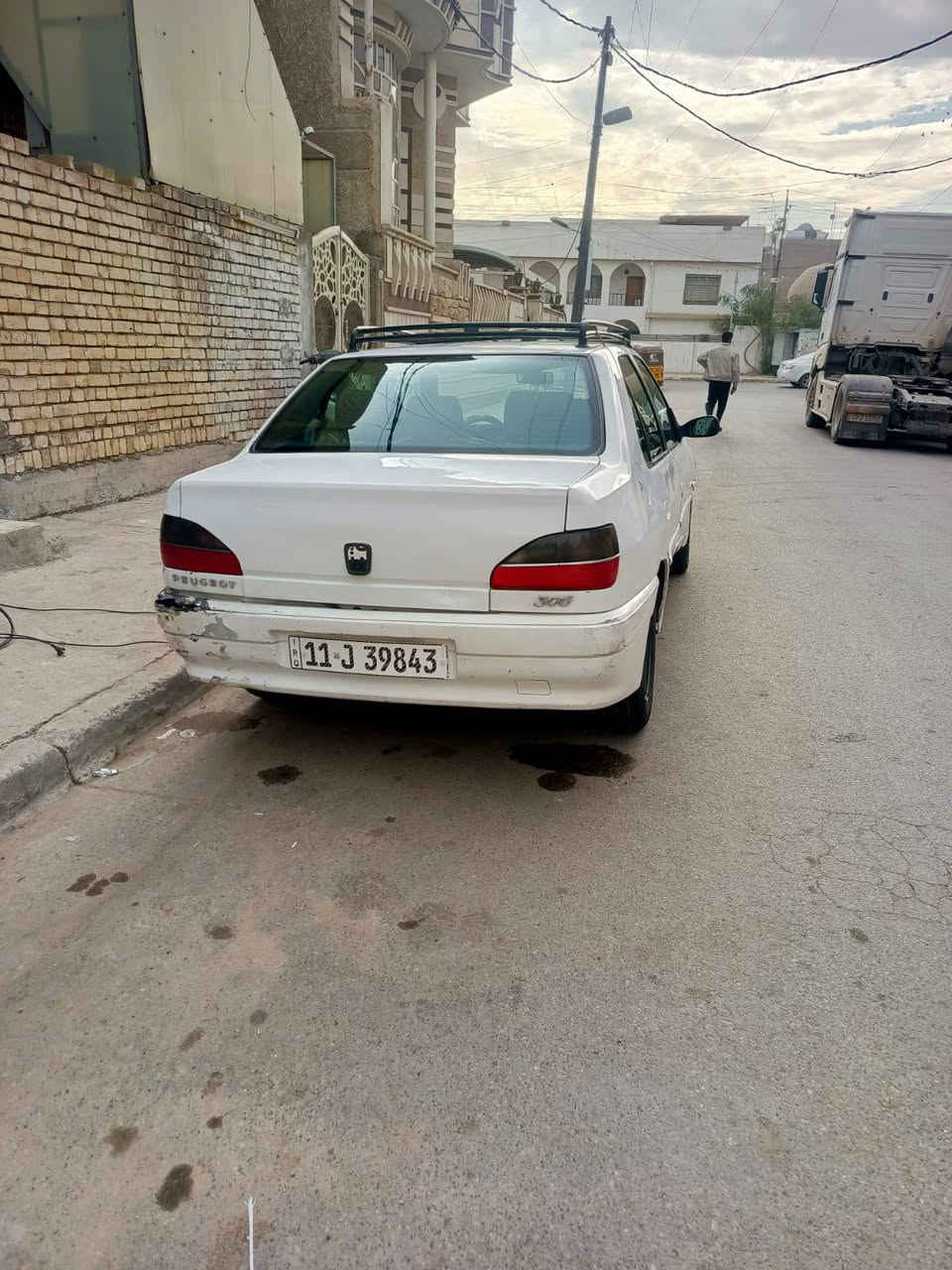 السلام عليكم سيارة بيجو موديل 2002 للبيع رقمها انكليزي سنويتها مجددة 5 سنوات كير ومكينة تايرات وصدر جديد وكشرها هل تشوفونة سعرها 42 ورقة وبيها مجال مكاني بغداد الحرية الدولعي شارع الغاز *********** الشراي يتصل
