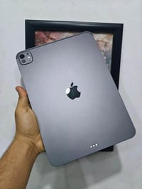 ايباد M5 - 11inch معالج M5   مساحه 256G   رام 12G  البطارية 100‎%‎  عد...