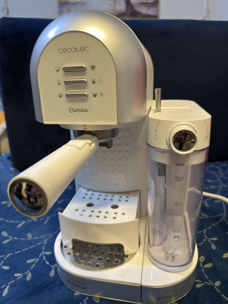 سيكوتك باريستا  اخت الجديد
١٠٠ الف 
الاكسسوارات 
بورتافلتر  مضغوط 
باسكت سنكل 
باسكت دبل 
باسكت كبسولات
ملعقه + تامبر 

☕ المواصفات الرئيسية
الضغط: 20 بار
 يعطي استخلاص قوي ويكوّن طبقة الكريما الجيدة         للإسبريسو.
القدرة الكهربائية: حوالي 1350 واط
تسخين سريع وتحضير القهوة خلال وقت قصير.
نوع القهوة:
قهوة مطحونة
كبسولات ESE Pod (في بعض النسخ)
خزان الماء:
سعة تقريباً 1.5 لتر وقابل للإزالة.
نظام الحليب:
مزودة بـ خزان حليب جانبي مع مقبض للتحكم برغوة الحليب لصنع:
كابتشينو
 لاتيه
لاتيه ماكياتو
أزرار تحضير تلقائي:
فيها برامج جاهزة مثل:
إسبريسو
لونغو
كابتشينو
لاتيه
حامل فلتر معدني (Portafilter):
يقبل فلتر مفرد أو مزدوج.
صينية تنقيط:
قابلة للإزالة للتنظيف.
نظام أمان:
حماية من الحرارة الزائدة وإيقاف تلقائي


**إذا كنت صاحب هذا الإعلان وتريد حذفه لأي سبب، رجاءا أرسل رسالة إلى الدعم الفني**