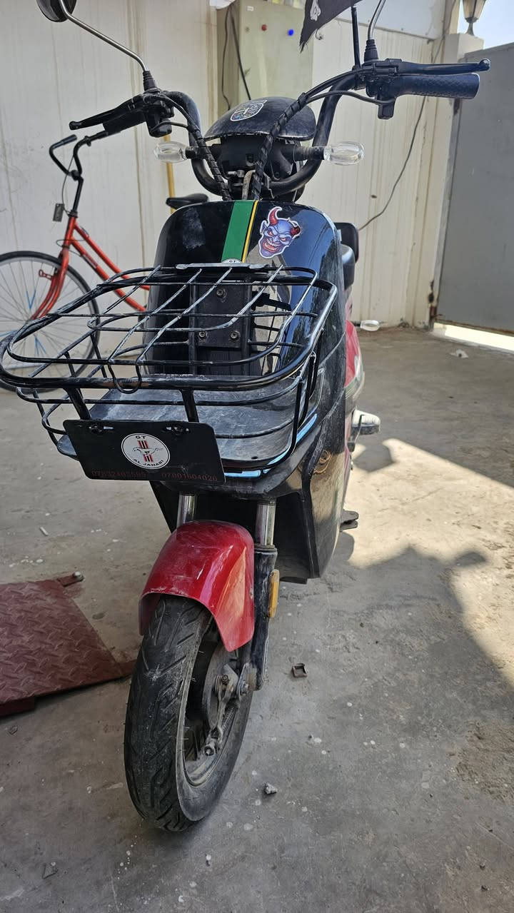 دراجة شحن حجم ١٦ بطاريات عدد ٥ استعمال قليل شغالة ماعدا  بنجر بالتاير الخلفي  ب٢٥٠ وبيها مجال للجادين  للاستعلام المراسله على الرقم  ***********
