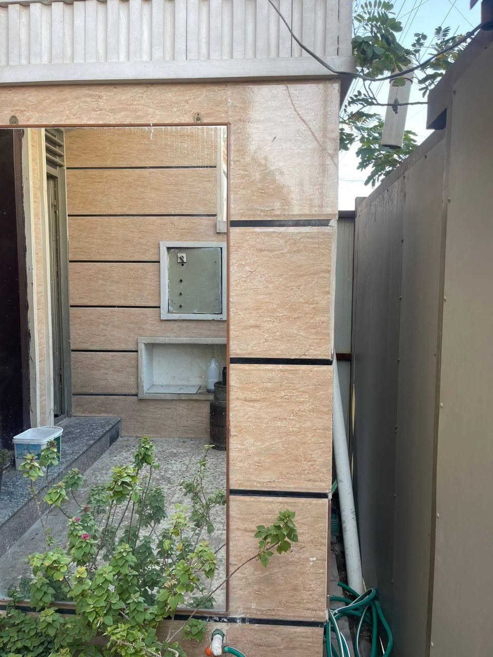 السلام عليكم
يعلن #مكتب_أرض_الخير 🏠

دار #للبيع المساحة ١٠٠م واجهة ٥م النزال ٢٠م

اخو الجديد موقع الدار حي الجهاد الشارقه 

مدخلين و٤ غرف نوم وصالة ومطبخ وخدمات ٢

للاستفسار ***********☎️ اتصال & واتساب
السعر مناسب جدا
