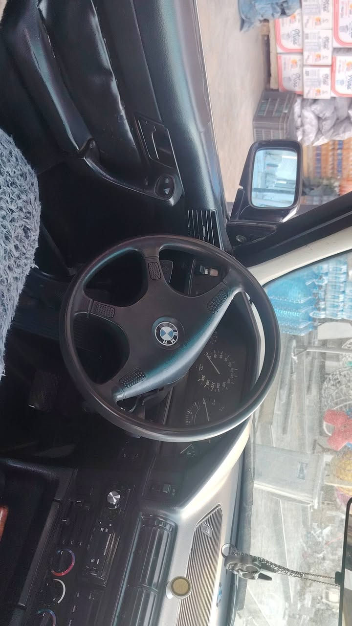 BMW 525
بيع 
موديل 1988
محرك كبس
كير اوتو
كير ومحرك شرط 
فتحه سقف 
كهربائيات كلها شغاله
رقم الماني كركوك تحويل ثاني يوم بسمي
وبيه بطاقه بانزين
 سعر ٣٨ قفل
***********
