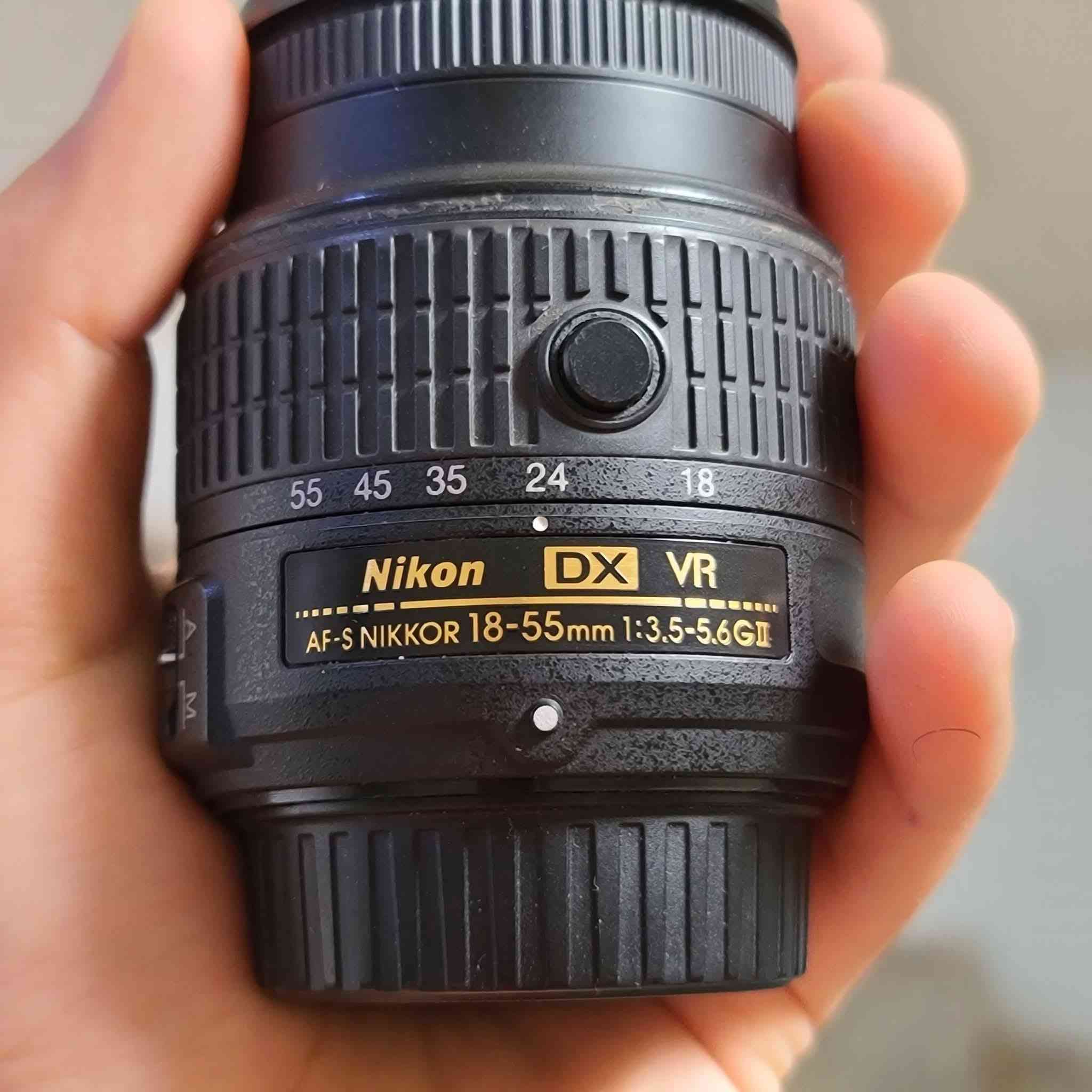 كامرا نيكون d5500 
شاشه لمس قلاب 
بيها Wi Fi 
دقتها ٢٤ 
نضيفة مع عدستها الاصلية ١٨_٥٥ مع جميع ملحقاتها الاصلية كامله حتا الكارتونه  وشاحنه وحزام وكيبلات 
كامرا نضيفة وخالية من العطل او الخلل  
مكاني بغداد البلديات وما عندي توصيل رقمي ***********
