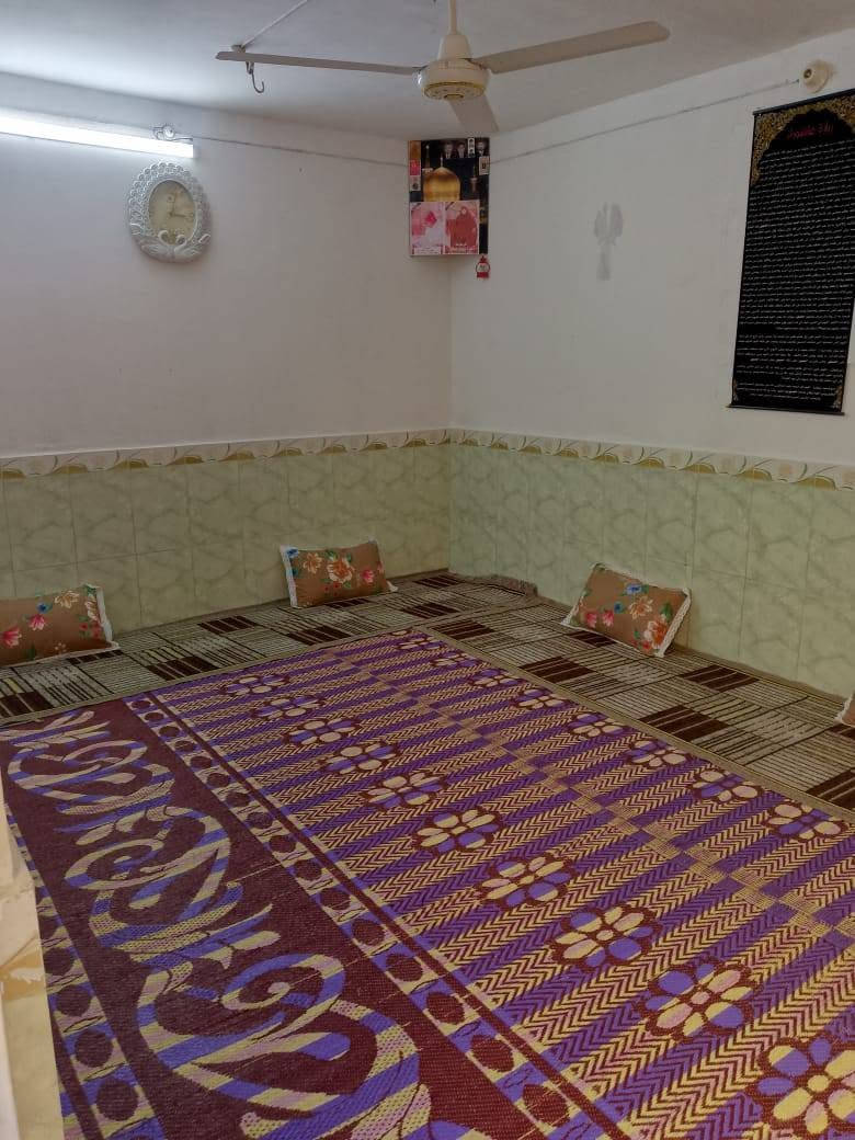 السلام عليكم
بيت للبيع بل حولي 
خلف ملعب النجف مساح 100 اعكاده 
ايحتوي على غرفه نوم واحده وصاله ومطبخ واستقبال 
وحمام داخلي وصحيات خارجيه 
السعر 70وبي مجال 
الاستفسار على الرقم ***********
