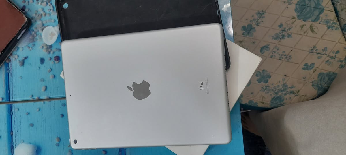 السلام عليكم ايباد نظيف جدا للبيع المواصفات مذكورة بالصور كارتونة وياه  السعر ٢٠٠ وبي مجال بغداد المعالف ***********
