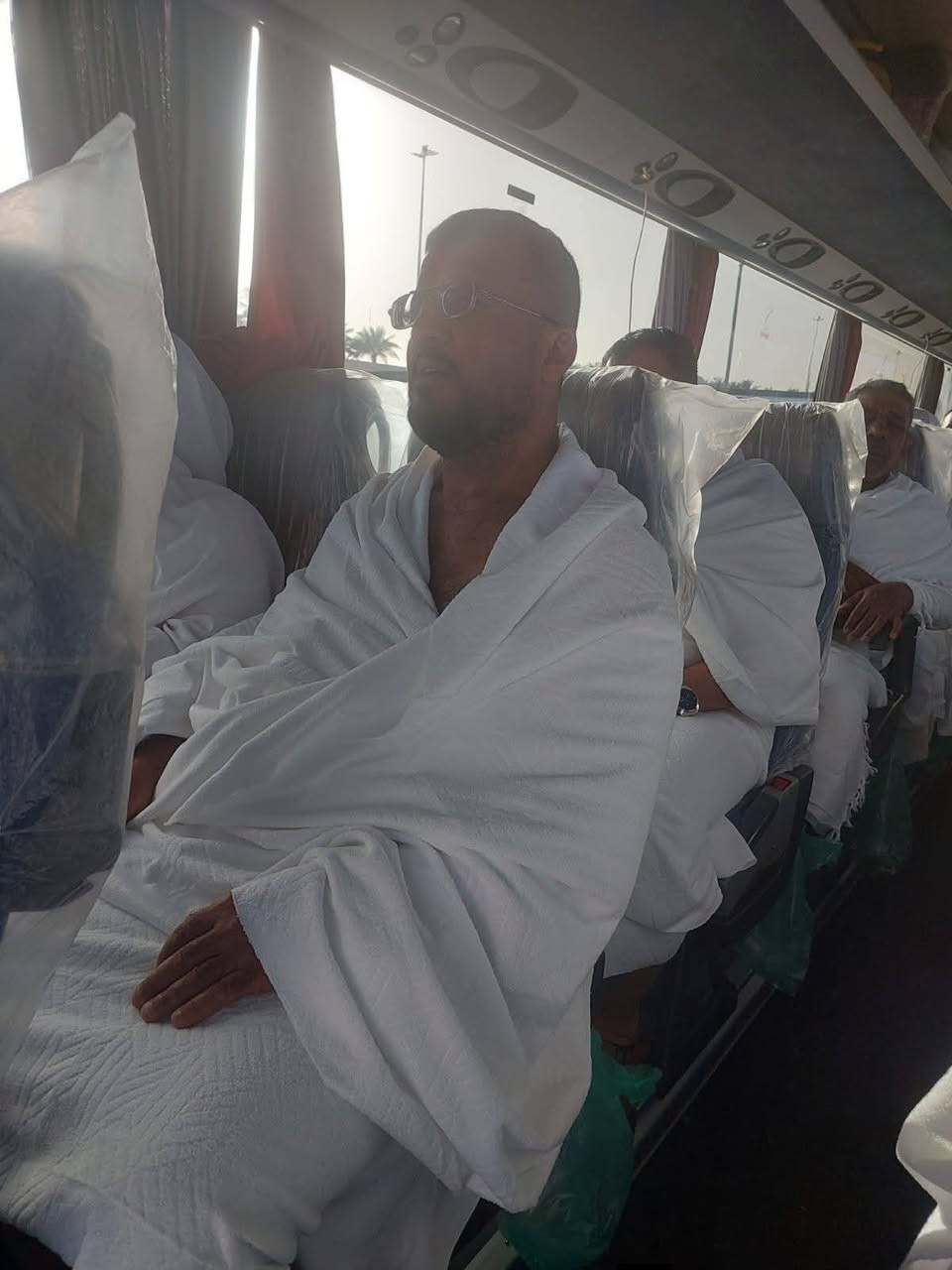 عقد نية العمرة المفردة لمعتمرين
شركة السلام والشام للحج والعمرة من ميقات ذي الحليفة 
في المدينة المنورة نسأل الله ان يتقبل منهم 
مستمرين باستلام الجوازات
 لرحلة اوائل واواخر وشهر كامل ل رمضان للبر والطيران 
الشيخ شهاب احمد ابو شام 
***********
***********
