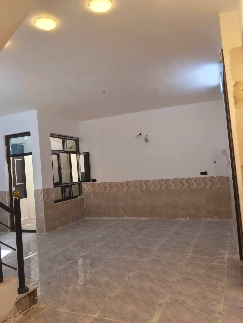 مساحه 250 متر سعره 140 وبي مجال لشراي 
العنوان منطقة الدوانم قرب لبياع ول سيديه 
طابو زراعي سند25 حق التصرف 
يحتوي علا كراج وحديقة وصاله مطبخ هول داخلي وخدمات و5غرف نوم بنا حديث ما مسكون 
*********** استفسار اتصال أو واتساب
