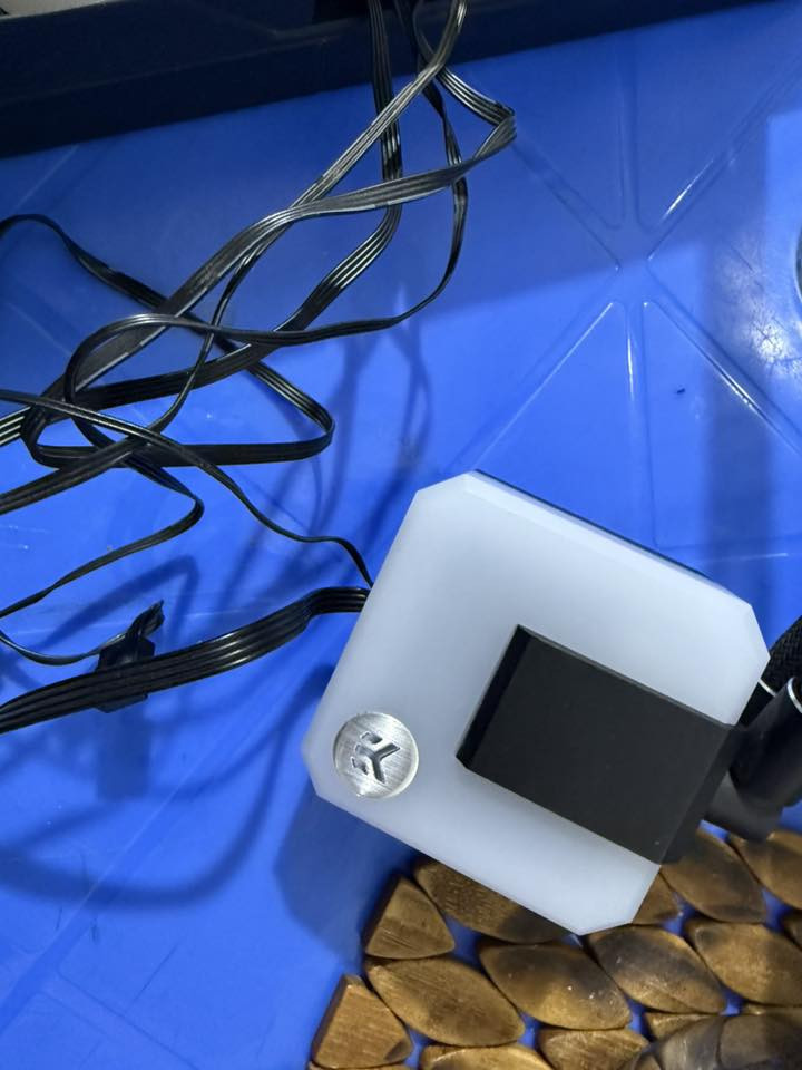 سلام عليكم مبرد مائي للبيع ماركة EK

EK-AIO 240mm D-RGB
رقمي بي وتساب***********
