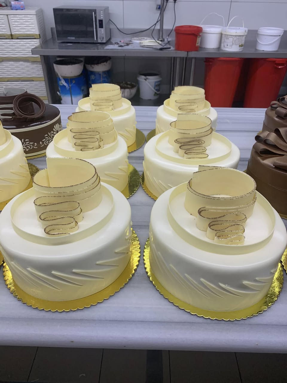 السلام عليكم
شيف بيستري 
اداره انتاج 
وكورسات تعليميه خاصه في المعامل
***********
