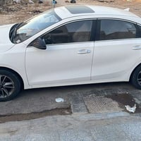اخوان كيا 3 للبيع موديل 22 بيه ملاحظات بسيطة  ماشية 40 الف للبيع مكانه...