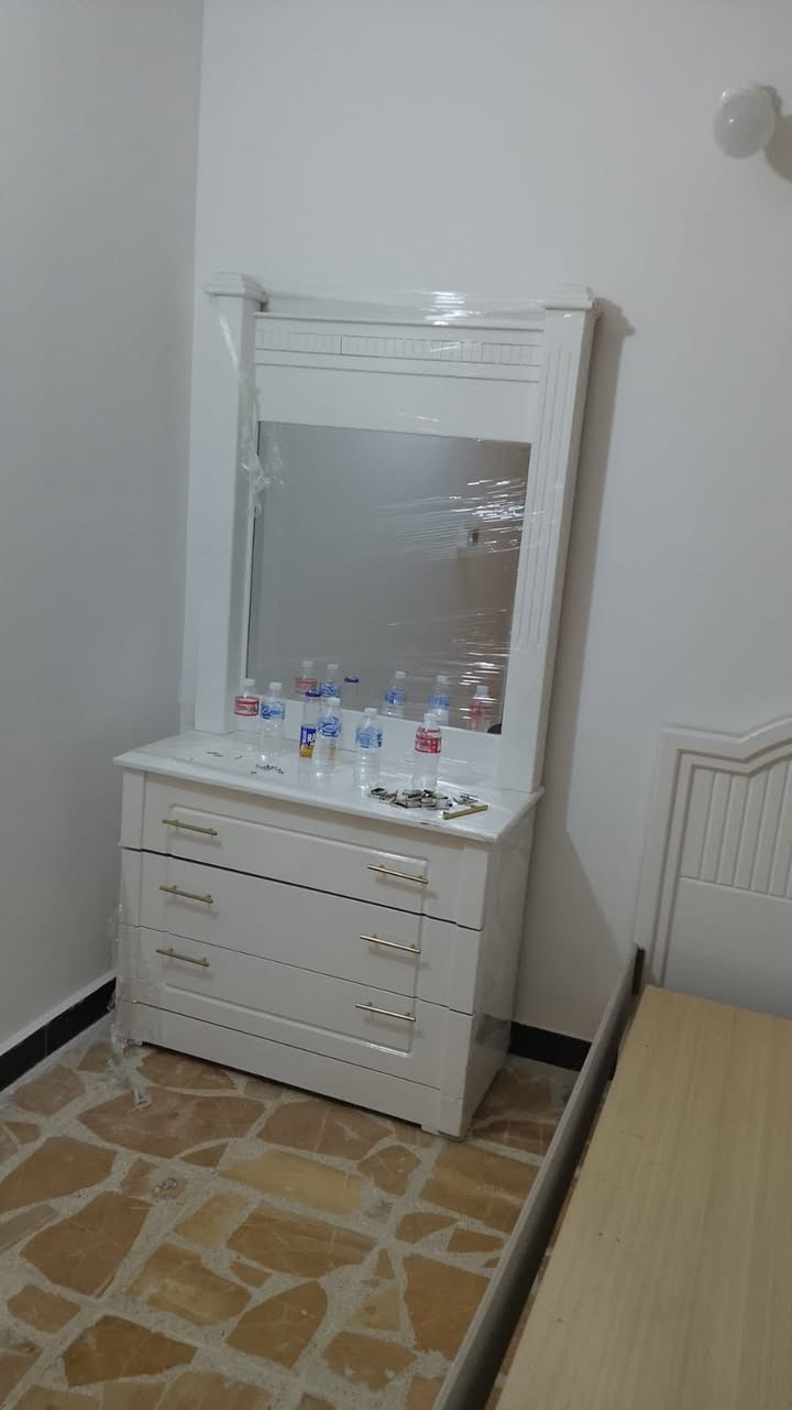 غرفه كويتي جديده غير مستعمله السعر مليون بيه مجال العنوان زيونه ***********
