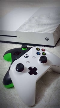 X box one S مستخدم شهر واحد فقط  ذ 500  يدات اثنين ويا …. ناقصة اشتراك...