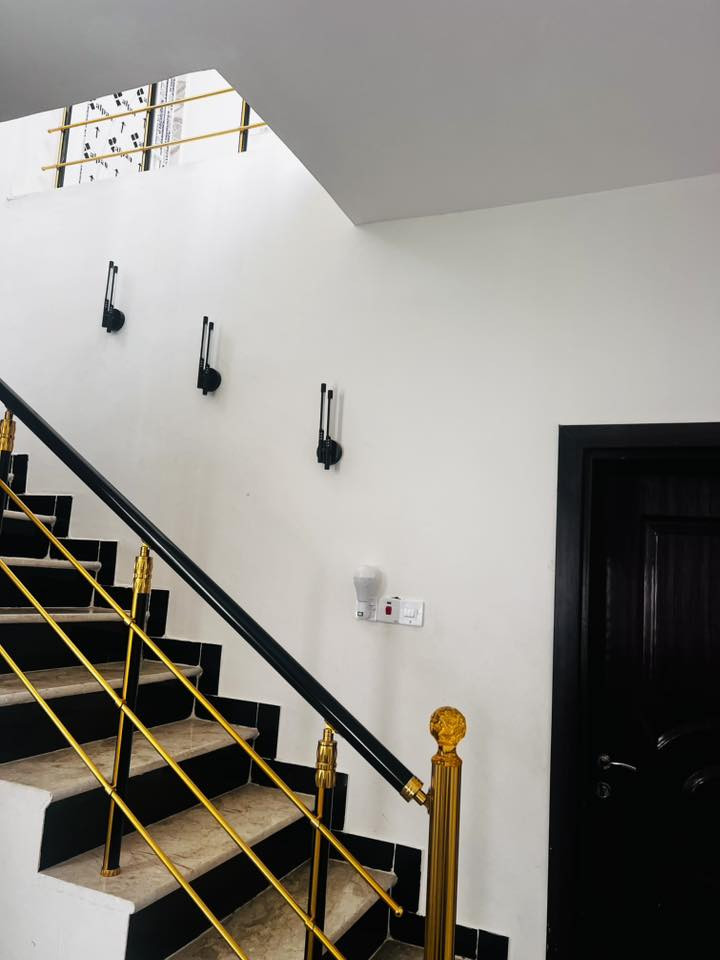 السلام عليكم بيت للبيع في حي الجامعة مجمع الرواد السكني مساحة 120غرفتين نوم و3مجاميع صحية مطلوب مبادرة موقع مميز بداية المجمع للاستفسار الاتصال على الرقم ***********
