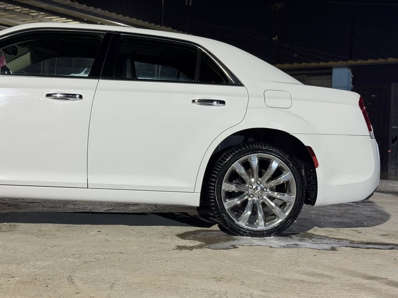 اوباما 2016 كندي ماشيه 160 
فول بانوراما تشغيل عل بعد  
بدون حادث داخله بدون ايرباك 
جاملغ الايمن صبغ سبب شخوط وهلال خلفي بارد كلش قليل السياره حجر صالنصه كواتم سيرفس ما مشتغل 
السعر 237 وبيه مجال 
مكاني بغداد 
***********
