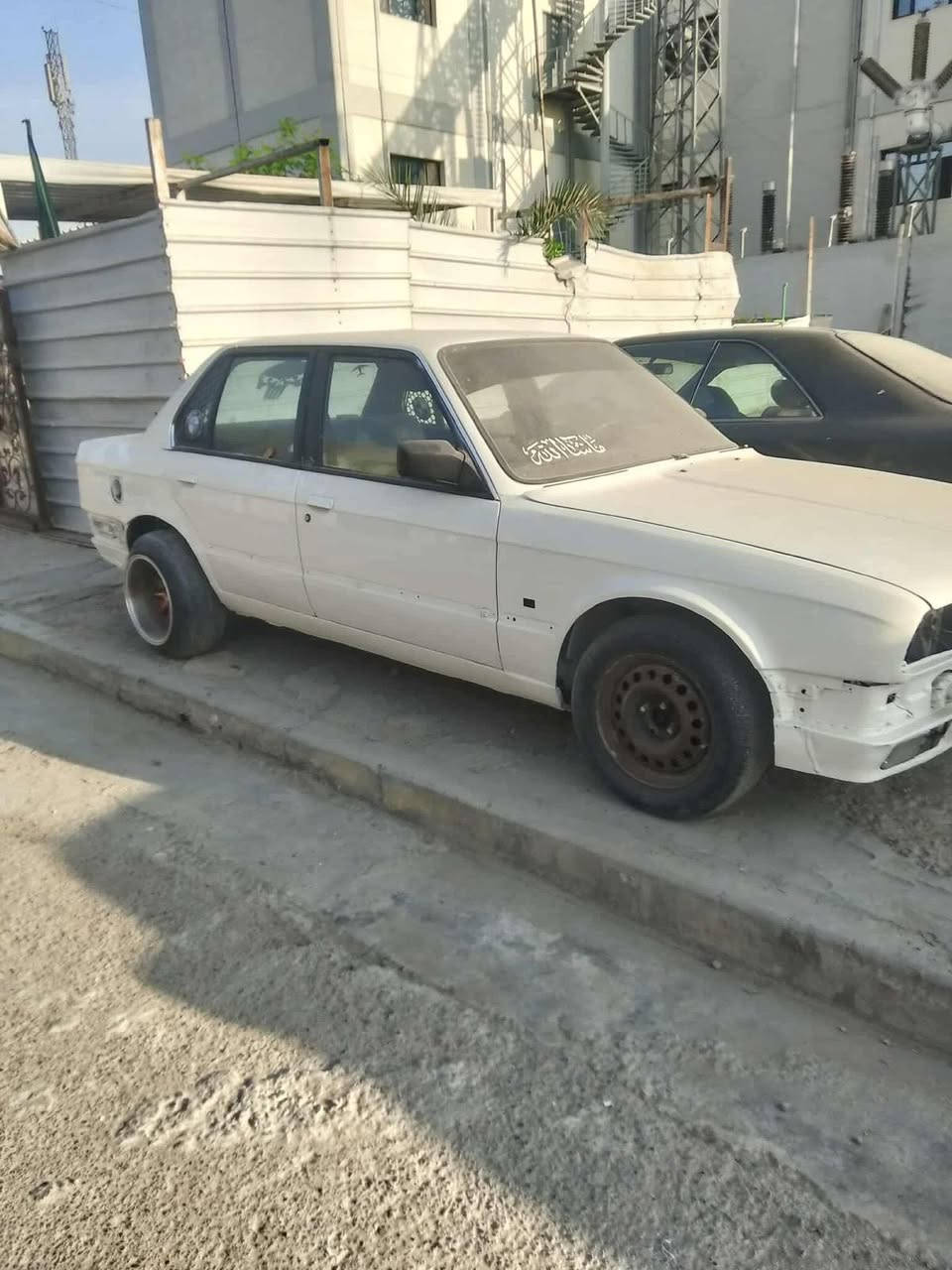 السلام عليكم بي ام زعره موديل ١٩٩١ رقم ديالئ مشروع وطني سنويه نهايه ٢٦ 
 محرك مكفول ٦ سلندر مفتوح كير اوتو سياره مصبوغة جديده وغراضها كلها موجوده بس تشد نقصها ترتيبات بسيطه بيها الايرفلو يحتاجله صيانه للبيع او مراوس ويفضل مراوس 
السعر 40 وبيها محال 
مكان بغداد 
0775 062 8974
