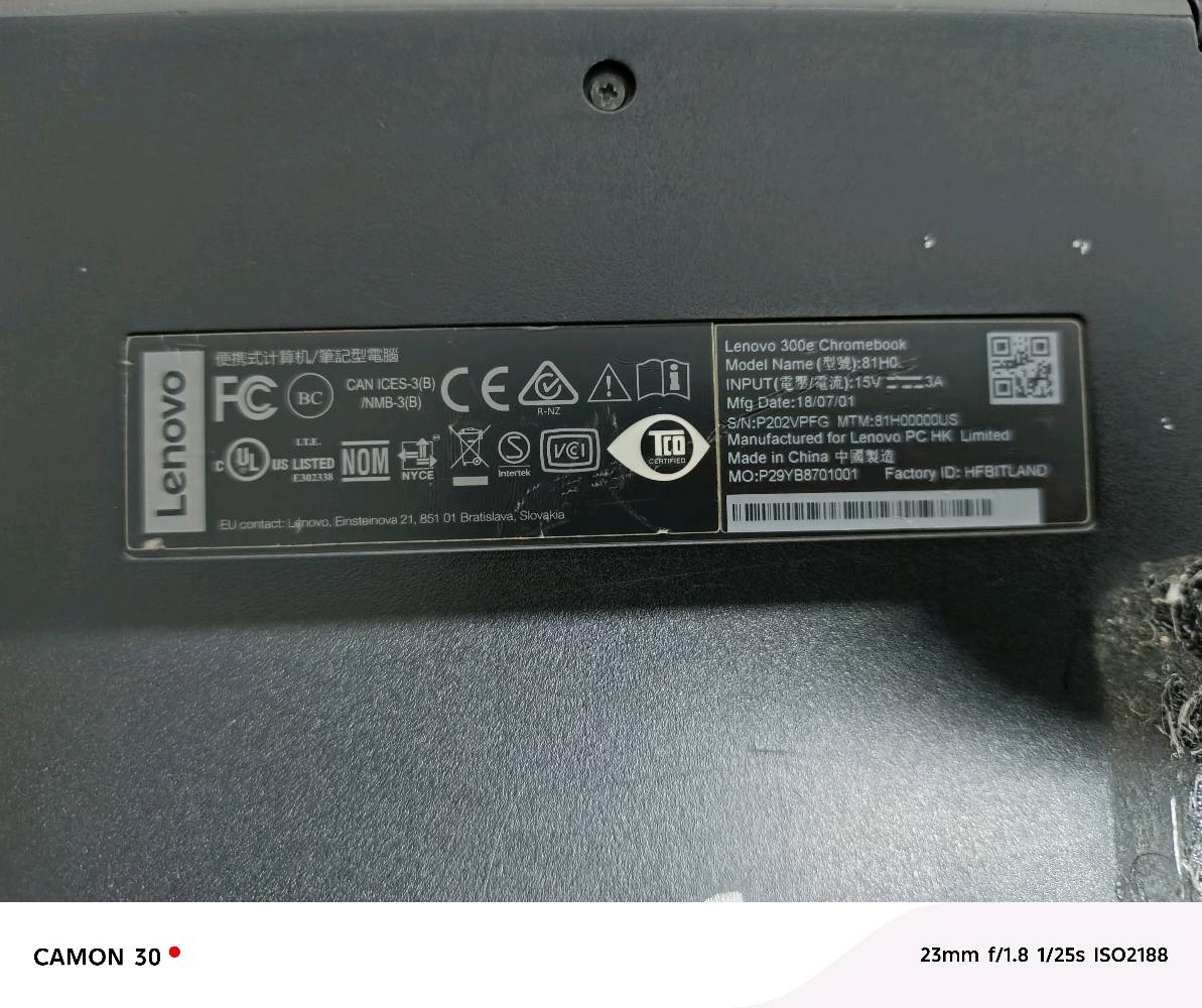 هذا كمبيوتر محمول من طراز Lenovo 300e Chromebook. 
يتميز بشاشة تعمل باللمس مقاس 11.6 بوصة.
يحتوي على مفصلة تدور 360 درجة، مما يسمح باستخدامه في أوضاع مختلفة (كمبيوتر محمول، جهاز لوحي، خيمة، حامل).
يعمل بنظام التشغيل Chrome OS.
مزود بمعالج MediaTek MT8173C رباعي النواة.
تم تصنيعه في الصين بتاريخ 18/07/01.
ترجمة النص الأساسي
كمبيوتر محمول
الشركة المصنعة: Lenovo PC HK Limited
صنع في الصين
طراز: 81H0
المدخلات: 15 فولت 3 أمبير
تاريخ التصنيع: 01/07/18
الرقم التسلسلي: P202VPFG
معرف المصنع: HFBITLAND
