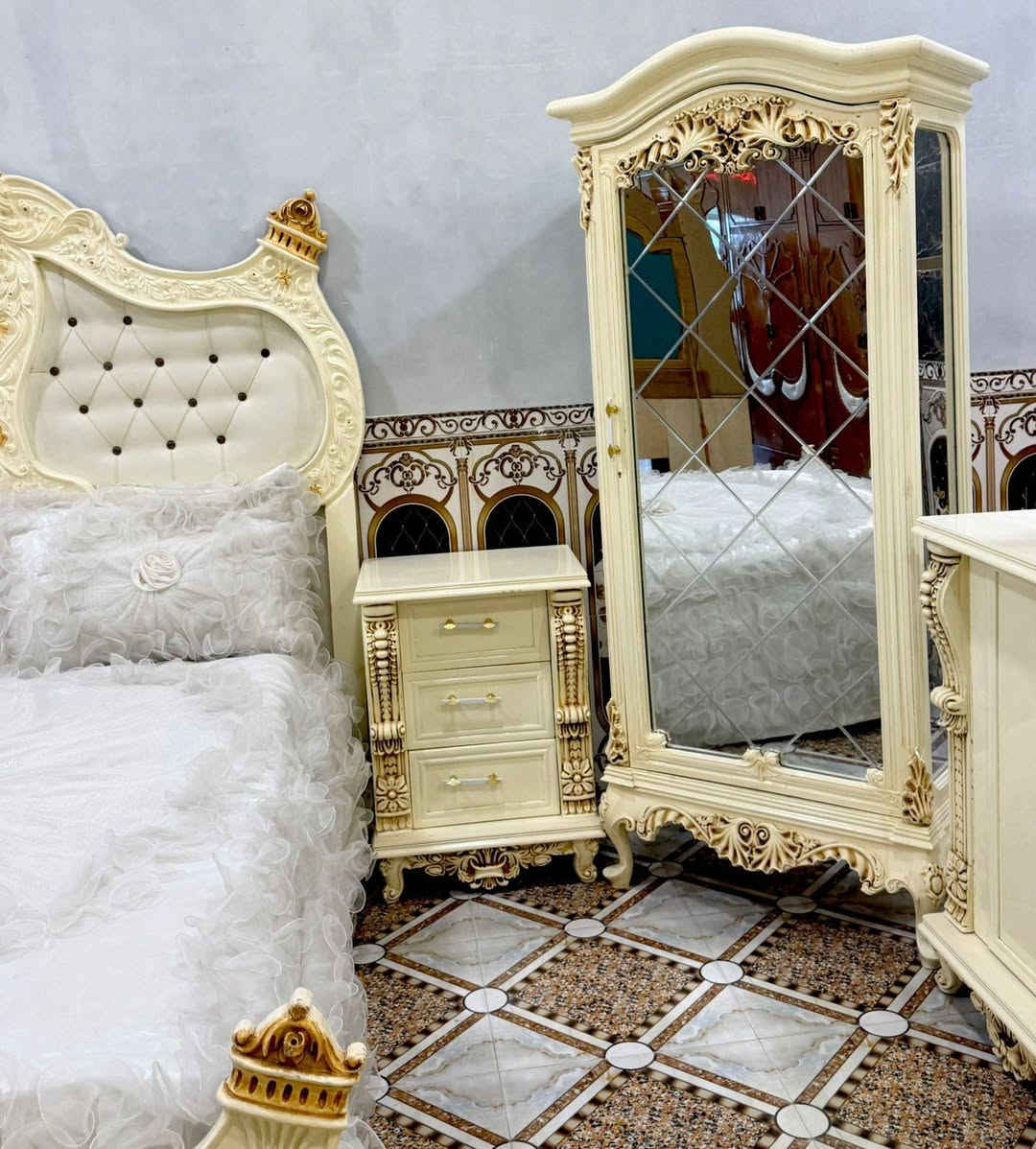 يعلن معمل ومعرض الجشعمي 
عن #عروض وتخفيضات ع اسعار غرف النوم 🤩🤩
نقدم ارقه واجمل موديلات غرف النوم 🥰🥰
المنشور يحتوي ع اكثر من ١٥ موديل غرفه نوم 
ادخل ع الصفحه وشوفه الموديلات التعجبك واحنه بل الخدمه
الاسعار حسب الموديل وحسب لون الصبغ 
غرف زان مسرح #  # غرفه توج #غرف ديوان
نشتغل حسب طلب الزبون 
نجارة الجشعمي متخصصه في صناعه الاثاث العراقي 
غرف نوم # بوفيات # جرابي اطفال # كناتير مفرده 
العنوان #الرمادي التأميم شارع 
المشاتل قرب ركن المدينه   
للاستفسار *********** واتساب الرمادي, الأنبار
