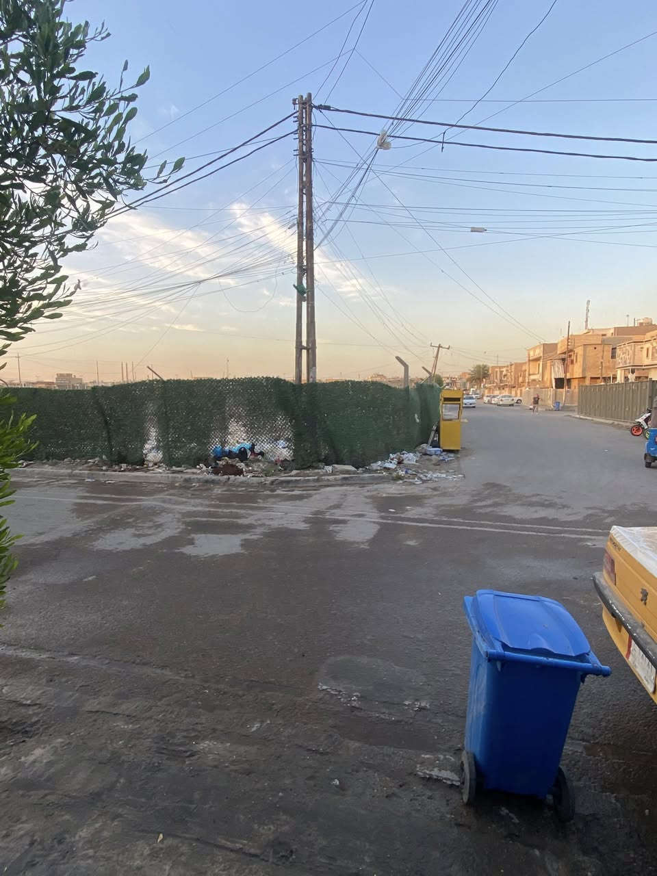 🔴 بيت للبيع في الري قرب شارع السياب
بيت مساحة 150 متر واجهه 10 نزال 15 مع تشجير الطابق الأول يحتوي على گراج ومساحة حديقة وتواليت خارجي وصالتين ومطبخ وغرفة نوم وحمام وتواليت داخلي منفصلات والطابق الثاني غرفتين نوم وسطحين 

السعر 300 مليون للاستفسار الاتصال على ***********
