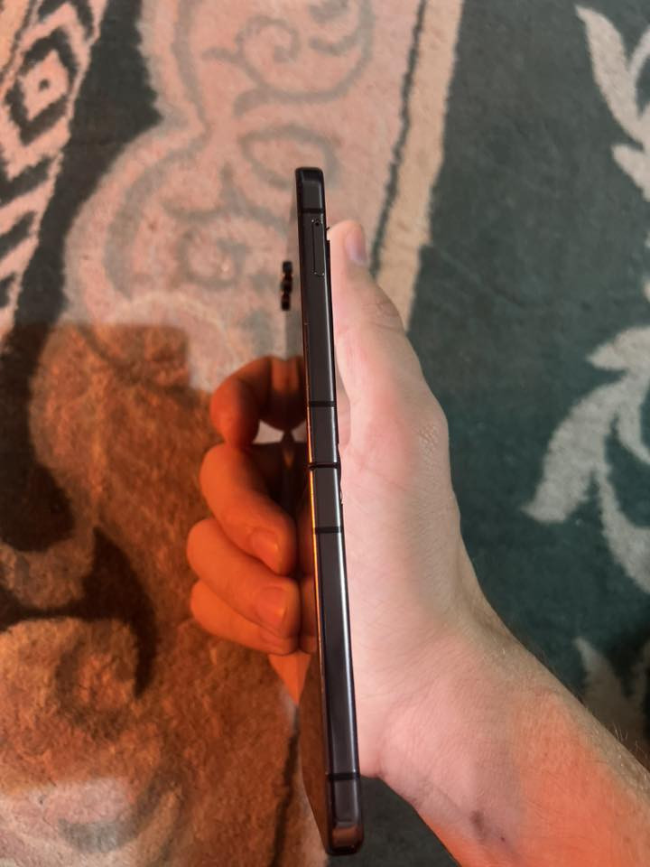 جالاكسي زد فليب 5
ذاكره 256 مكفول كله شغال بصمه الوجه بصمه اصبع 
دبل سيمكارت شرق اوسط السعر 275 بي مجال بسيط
مكاني بغداد   رقم ***********
