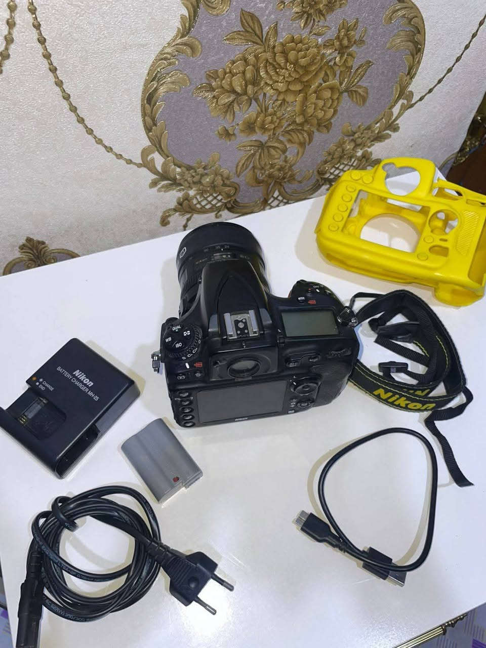 مكلف بالنشر
التواصل مع صاحب الكامره 
***********
نيكون D810 فول فريم
ملحقاتها شاحن بطاريه كفر جلاتين فيشة نقل رام 
الشتر 70K 
المكان بصره قرنه متوفر توصيل 
مواصفاتها ⬇️
الدقة: 36.3 ميجابكسل، مما يوفر صوراً غنية بالتفاصيل تناسب الطباعة بأحجام كبيرة.
المستشعر: إطار كامل (Full-frame) بصيغة FX من نوع CMOS.
بدون مرشح OLPF: لا تحتوي الكاميرا على مرشح تمرير منخفض، مما يزيد من حدة الصور ووضوحها بشكل ملحوظ.
معالج الصور: EXPEED 4، الذي يوفر سرعة معالجة عالية وتقليل فعال للضوضاء (Noise).
⚙️ الأداء والسرعة
حساسية الضوء (ISO): تتراوح من 64 إلى 12,800 (قابلة للتوسع لتصل إلى 32 أو 51,200).
سرعة الغالق: تصل إلى 1/8000 ثانية.
التصوير المتتابع: 5 إطارات في الثانية بدقة كاملة، ويمكن أن تصل إلى 7 إطارات في وضع DX عند استخدام مقبض البطارية.
نظام التركيز: 51 نقطة تركيز تلقائي (AF) بتقنية Multi-CAM 3500FX لضمان دقة عالية في تتبع الأجسام.

