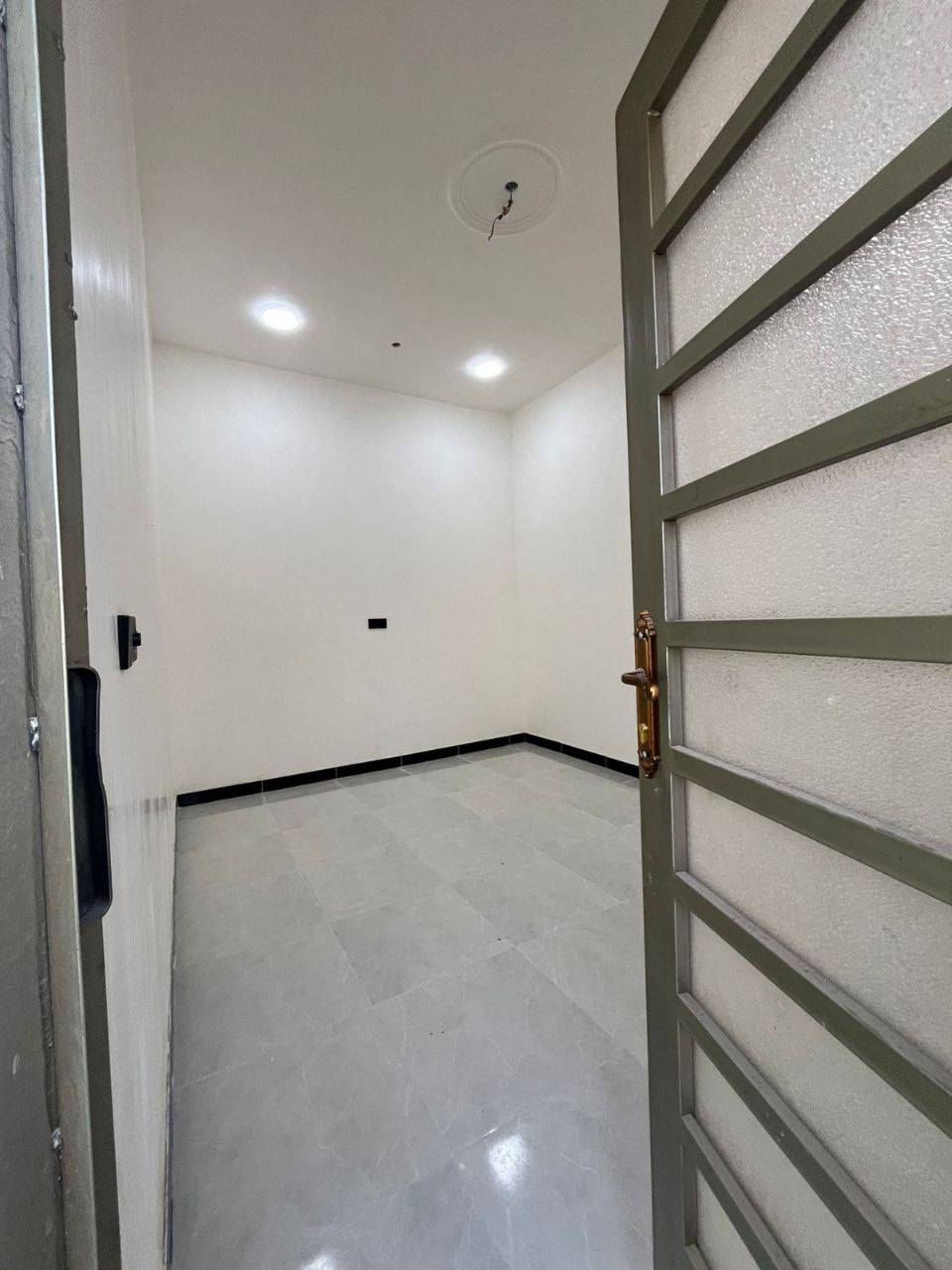 ياالله سلام عليكم توفر بيت بمساحه 142 موقع البيت الجزيرة باب الهوه يتكون البيت من غرفتين وديوانيه ومطبخ وحمامات خارجية وداخليه وكراج المشتري ياخذ نسخا من الطابو وكاله مصدقه من المحكمه ومكاتبت مكتب السعر 76 وبي مجال للستفسار 07739 400655
