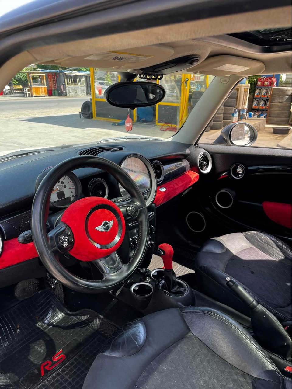 MINI COOPER مۆدیل ٢٠١٢ مەچینە ٢٠ بئ تۆربۆ سەیارەکە کلینە هیچی نیە تەنها یەک بست تەعدیلی هەیە سەیارەچی خاوێن و بئ مەسروف هەموو شتی جاهیزە زعری ٨٣ کەمەک مەجال شوێن هەولێر   ژ.*********** أربيل, العراق
