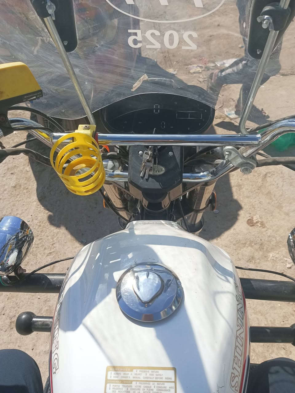 للبيع شاينك جمرة 
رقم وسنوية تحويل ثاني يوم جديدة سنوية البارحة طلعتهة 4جنكال فحل محرك 200cc مضمونة من محرك وشاصي تخم تاير جديد سنوية بسمي عنوان بغداد ابوغريب تصال وتساب ***********
