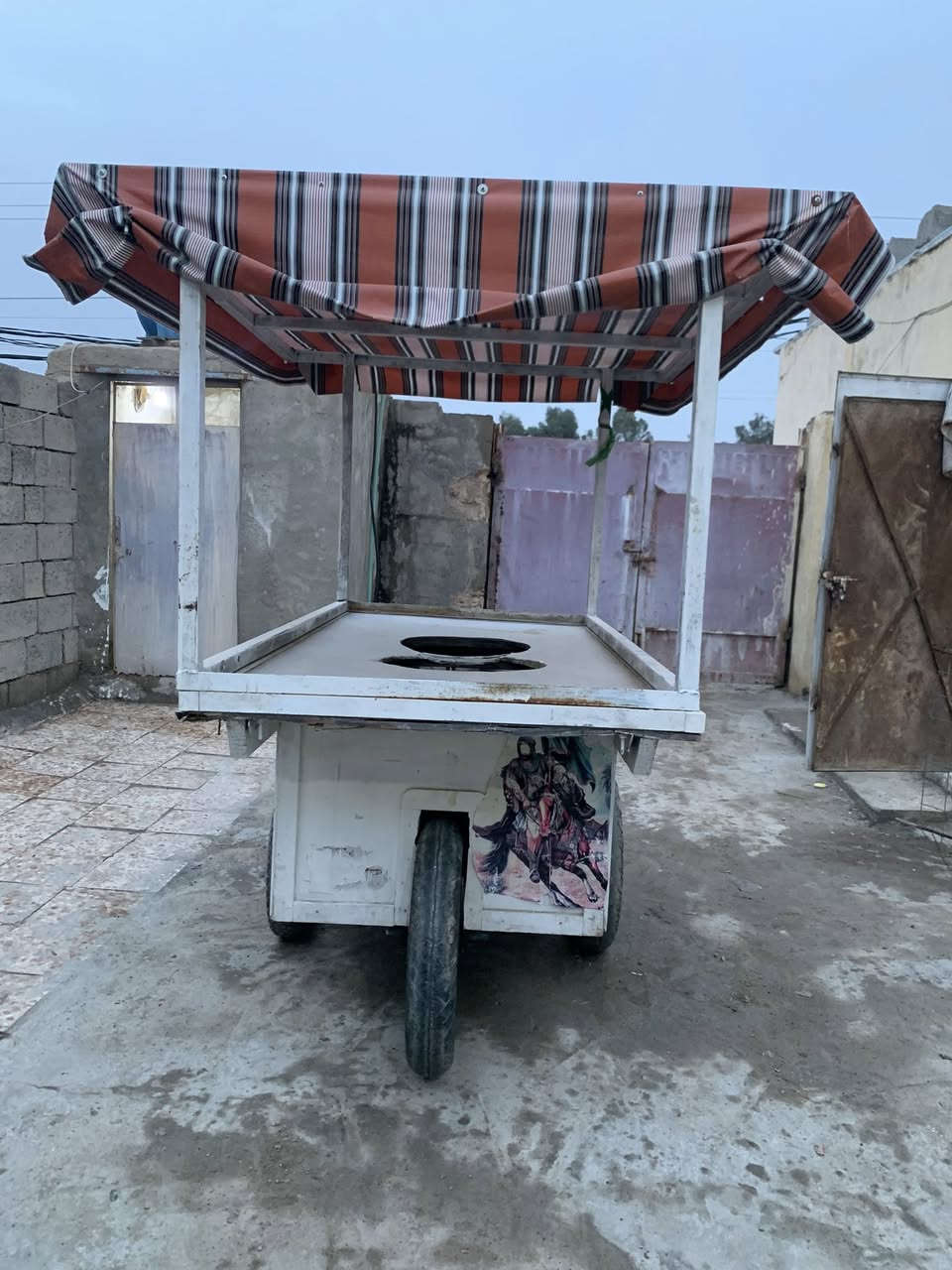 السلام عليكم عربانه لبلي جدرين 
للبيع السعر 350 بيها مجال
استفسار ***********
