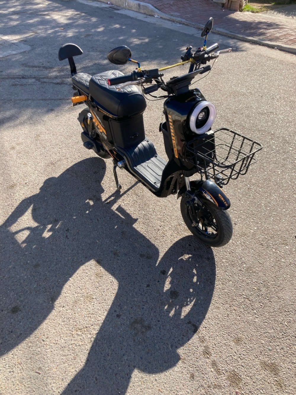 السلام عليكم  دراجه شحن R9 مزوده للبيع الداجه اخت الجديده كفاله عامه من جميع النواحي الدراجه جديده جديده صارلي فتره من اخذتها و هسه اريد ابيعها و معتني بيها كلشش هوايي هاي الدراجه صوره كدامكم موصفاتها تشغيل سويج و تشغيل عن بعد و مرايات كاربون فايبر بريكات هايدروليك و نظام بك و نظام بارك ستناد رياضي و ستاند تلفون اشاير يمنه يسره دبل إشاره و ضوه عالي ناصي لد زنون ابيض ب الاضافه إلى يدات بريك لد رياضيه و بلوجكتر رياضي و بيها بعد هواي تزويدات و كلها بلاديه من الشركه هيج ب الاضافه كير اربع نمر و شاشه تقره الأعطال  الدراجه بلاديه ما ملعوب بيها باي شي 
سعرها 450 و بيها مجال 
مكاني بغداد الصالحيه خلف وزاره الخارجيه 
اقرب نقطه داله الي كراج العلاوي 
للاستفسار *********** محمول او واتساب

