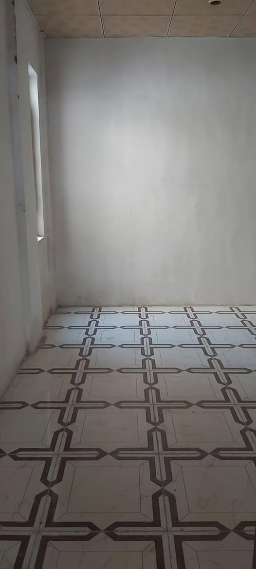 شقه درج للايجار في ٥ ميل (شارع البيضان)تحتوي على غرفتين ومطبخ وصحيات وبالكونه السعر 250 الف
واتس ***********
