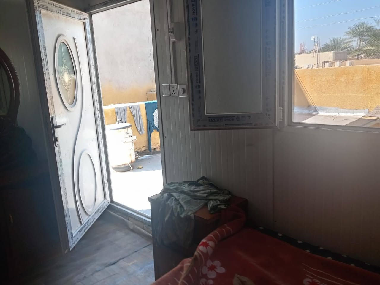 سلام عليكم بيت مساحه 100متر البيت يحتوي عل غرفتين نوم وستقبال ومطبخ حولي العنوان بغداد الراشديه الساده البحيات المراجعه عل التصال بل رقم ***********
