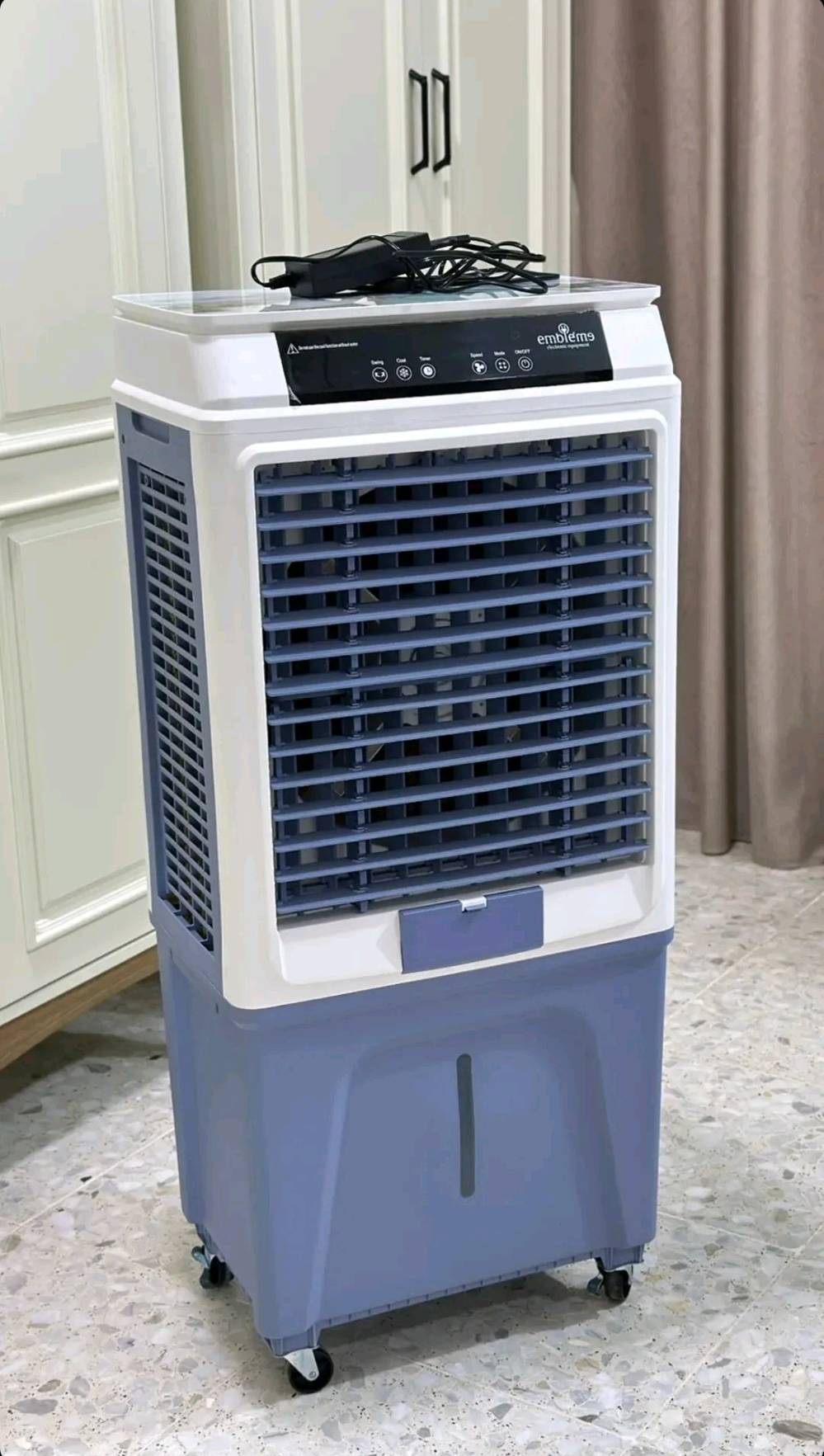 الصيف بالعراق تغيّر… والمبردات لازم تتغيّر وياه ❄️
ممكن تشتري اي مبردة بس المميزات هنا حصرية مع الحجم  الاكبر والافضل بالعراق 🇮🇶

مو بس شكل جديد…
هذا إصدار 2026 من أمبليوم  توفر من جديد 🔥

▪️ بطارية ليثيوم تدوم حتى 10 ساعات
▪️ يشتغل حتى بانقطاع الكهرباء
▪️ شاشة وتحكم لمس
▪️ 12 سرعة + دفع هواء قوي
▪️ HEPA Filter ضد الرطوبة لتنقية أفضل

مو مجرد مبرد…
هذا راحة بالصيف العراقي.

للحجز والأستفسار مراسلة خاص الصفحة 📨 📩 
او التواصل على الرقم ***********
التوصيل لجميع محافظات العراق 🚚🚛
#امبليوم #مبرد_شحن #بطارية_ليثيوم #صيف_العراق