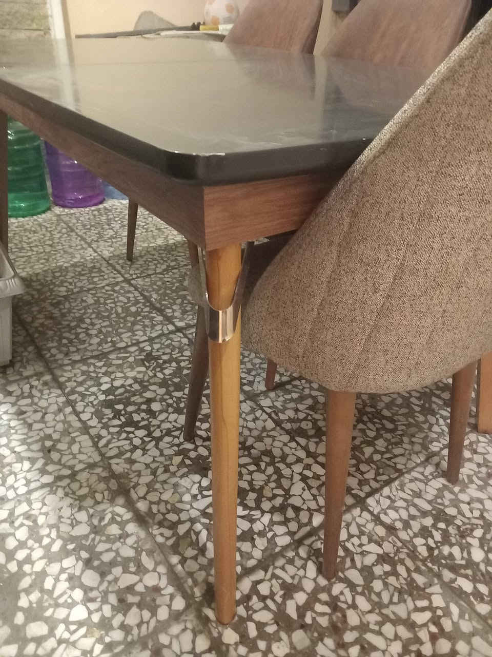 ميز طعام تركي درجه اولى مستعمل نظيف مع ٣ كراسي 
الميز يتكبر ويتصغر 
السعر ٢٢٥ الف
للاستفسار ***********
