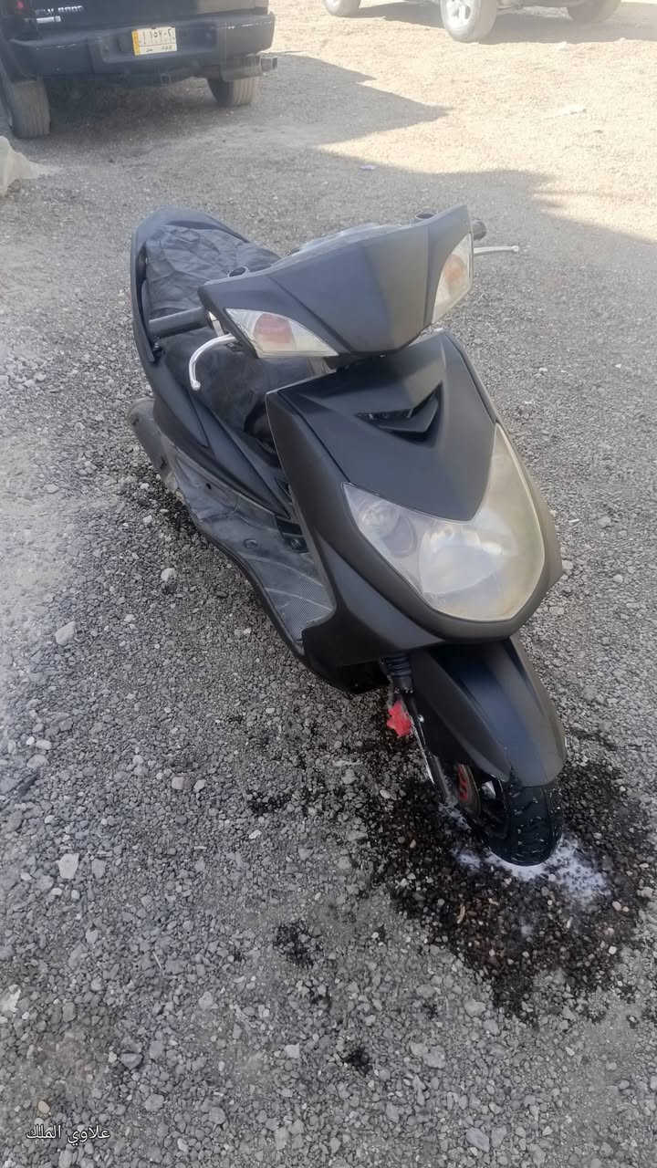 سلام عليكم
سكنس فحل 
مكينه مكفووله
كلجات جدد رياضي
زوج تايرات جديد
الخلفي جلاتين
دبلات جدد
مازده سموك
كفرات اصليات
دراجه مصبوغه اسود طافي للجماليه جانت قبل لمعه
كلش جديده واحله من الصور
سعرها 550وبيها مجال
مكاني بغداد الغزاليه
***********
***********
