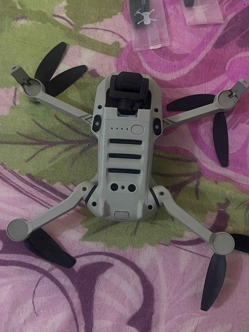 سلام عليكم
مني تو نضافه شوفت عينك 
كامل ملحقات 3 بطاريات وشاحن مكفول 
نضافه 100‎%‎
سعر 400 الف وبي مجال 
***********
