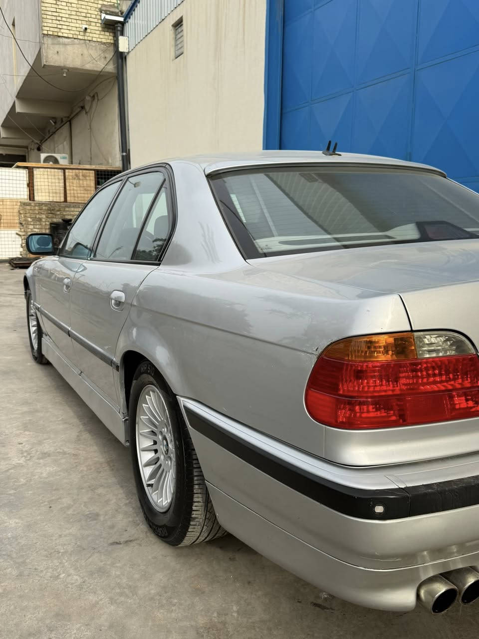 السلام عليكم BMW E38
الموديل 2000 اصل وفصل 
مكينه 44 دينمو مي 
برده خلفيه كهرباء شغاله 
جنطه كهرباء شغاله 
كشنات جلد كهرباء 
السياره بسمي ورقم دولي جديد 
المكان كراده مجمع مشن 
للاستفسار اتصال ***********
