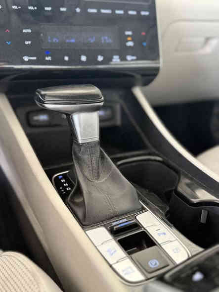 السلام عليكم… توسان 2023 خليجي مكفول من الصبغ بيها شبر بارد بداية الجاملغ الايسر 
السياره فول مواصفات 1/1
بانوراما 👍🏼 بصمه 🌚كشنات كهرباء +تدفئة كشنات 👍🏼شاشة حجم كبير (اكبر من الحجم المربع )
دشبول كله تحكم لمس 
كامره بلادي 🫠 حساس امامي وخلفي 
ترحيب +تحديد مسار 
لايت زينون 💡 ماشية 70 الف كيلو 
السياره ما بيها اي نقص مكفول مكينه وكير 
مكاني بياع *********** واتساب موجود 
السعر 205 بيها مجال
