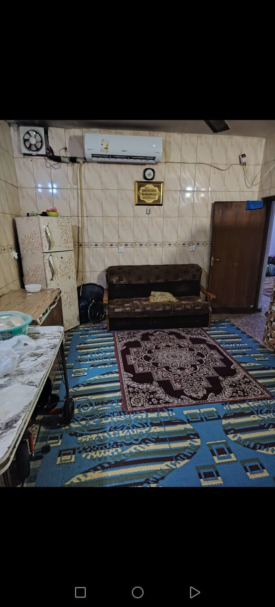 دار لبيع المساحه ١٨٠متر يحتوي على طابق ونص العنوان سبعه نيسان حي عون الاستفسار ***********
