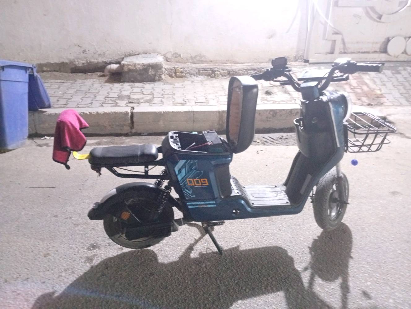 دراجة كهربائية بحالة جيدة جداً مع مرآتين أماميتين وشاشة عرض واضحة تعرض السرعة وحالة البطارية. تحتوي الدراجة على سلة أمامية وفراش مريح. مناسبة للتنقل في المدينة بشكل سلس وسهل. اللون أزرق غامق مع تصميم مميز وجذاب. أبحث عن مشتري جاد ومهتم بالسعر المناسب.