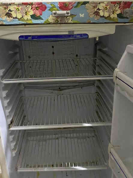 ثلاجة حجم  كبير عائلية سعرها نضيفه عل فحص سعرها. ١٥٠ وأبيها مجال العنوان الديوانيه بداية شارع سالم *********** @إشارة
