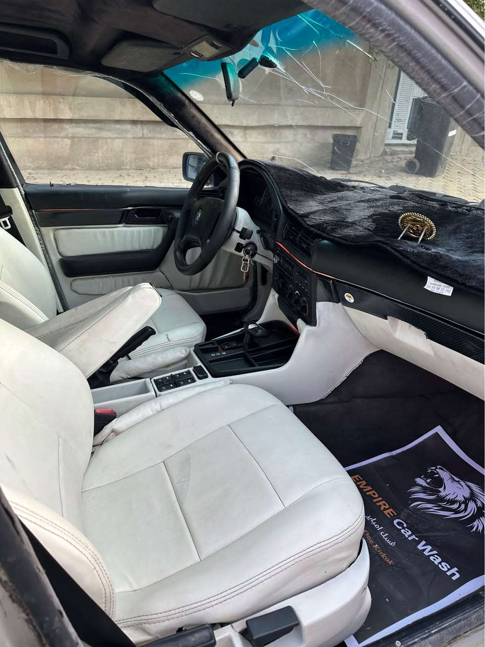 سلام و علیکم 
بی ام مۆدیل ١٩٩٣ 
سەنەوی تا ٢٠٢٧ کۆبۆنی بەنزینی هەیە
کوشن جلد سبی تەبرید سارد ئیشەکات 
جوار ویل حەسیر بیلادی لە بنە لەگەل چوار تایەی تازە
سەیاریە زۆر جوان ماوەتەوە لە وینەکە جۆنە هەر وایە
سعری ٦٩ مجالی کەم شوێن کەرکوک
*********** دكوك, كركوك
