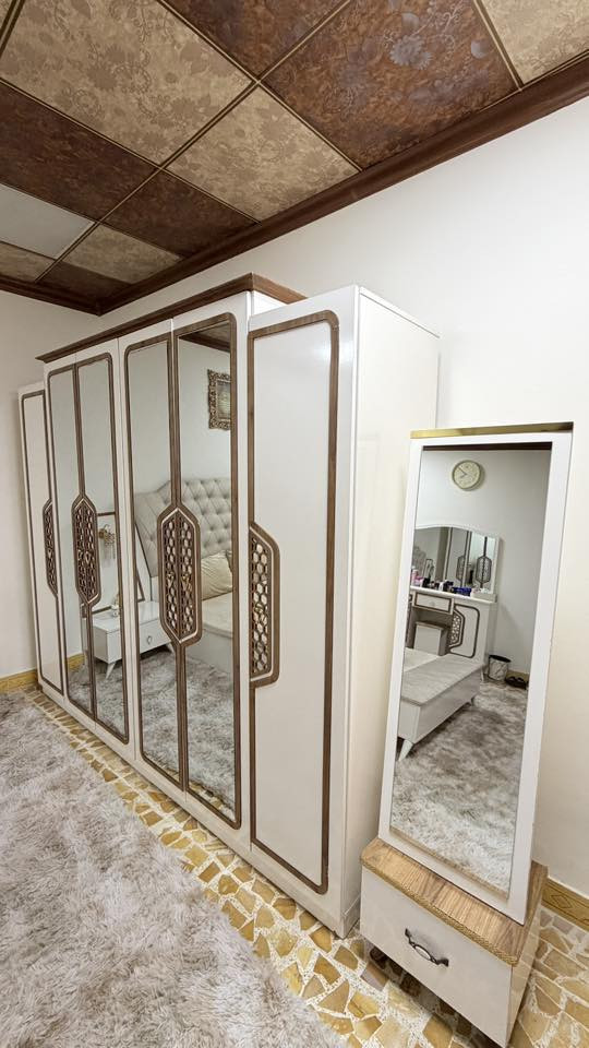 السلام عليكم 
غرفة نوم تركي 6 قطع نظافة 90‎%‎
السعر 900 وبيها مجال للشراي
***********
***********
