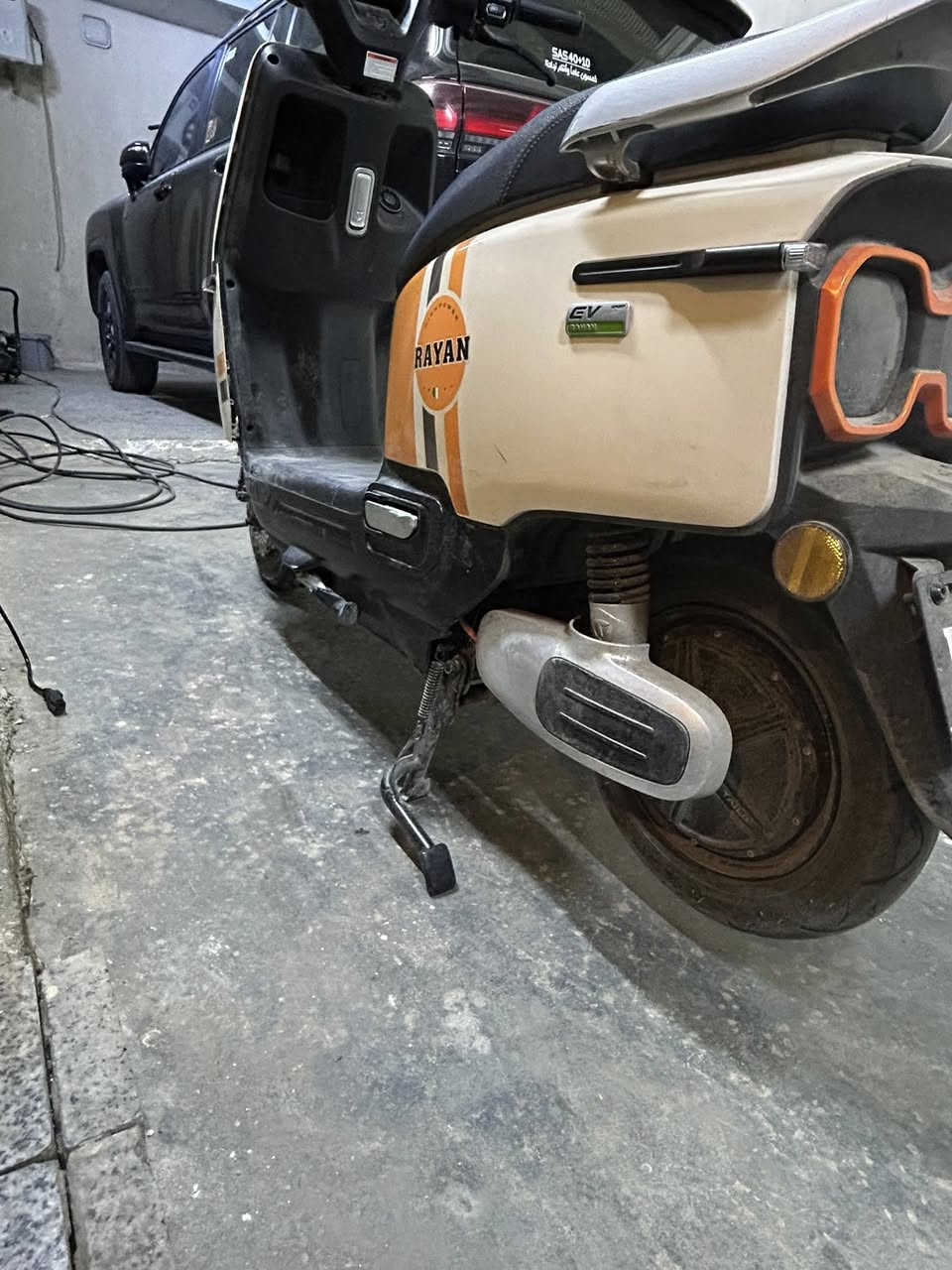 ريان ام عيون صالها يمي خمس اشهر
ناقصها كفرات لان كفراتها تعبانة  
بطاريات ٦ كبار بطارياتها جديدة كهربائياتها كلها شغلالة اضائتها زنون شلعتها تاكل الكاع 
بغداد / حي القاهرة 
للاستفسار *********** واتساب
